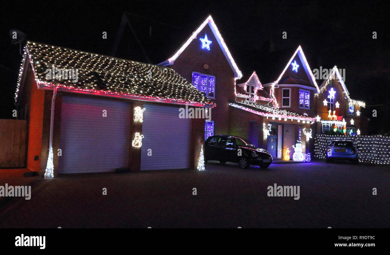 Häuser des Dorfes Dunton in der Nähe der Stadt Cambridge gesehen mit Weihnachtsbeleuchtung illuminiert wenige Tage vor Weihnachten. Stockfoto