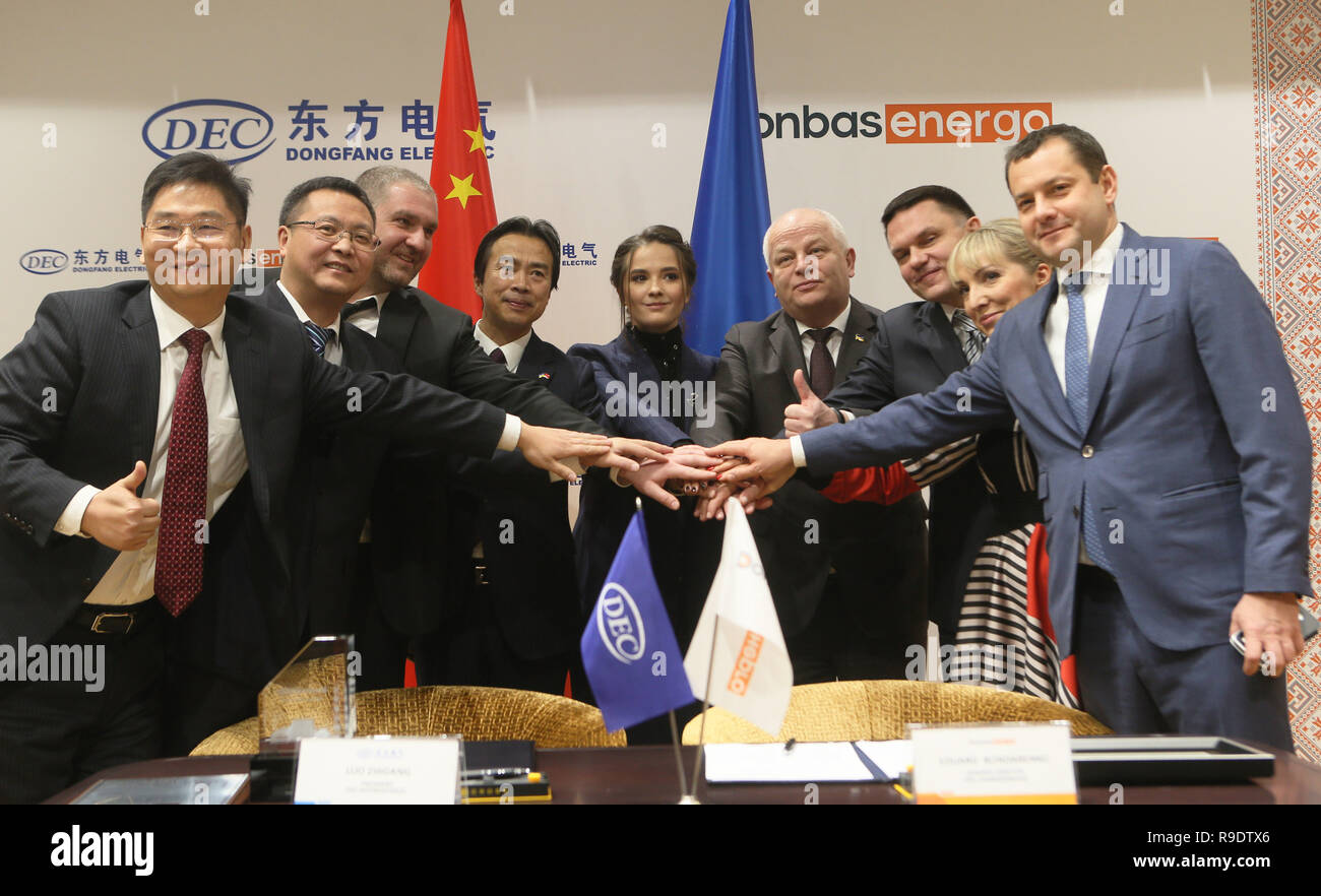 Kiew, Ukraine. 20 Dez, 2018. Gäste Reagieren während ein Abkommen Unterzeichnung in Kiew, Ukraine, Dez. 20, 2018. Chinesische Unternehmen Dongfang Electric International Corporation (DEIC) und ukrainische Firma Donbasenergo am Donnerstag unterzeichneten ein Abkommen über die gemeinsame Rekonstruktion der Leistungsteil an Sloviansk thermisches Kraftwerk (TPP) in der östlichen Ukraine. Das Abkommen sieht vor, dass die beiden Unternehmen die Power generating unit Nr. 6 am Sloviansk TPP in zwei separate Einheiten mit einer Kapazität von 330 Megawatt unterteilen. Credit: Sergey/Xinhua/Alamy leben Nachrichten Stockfoto