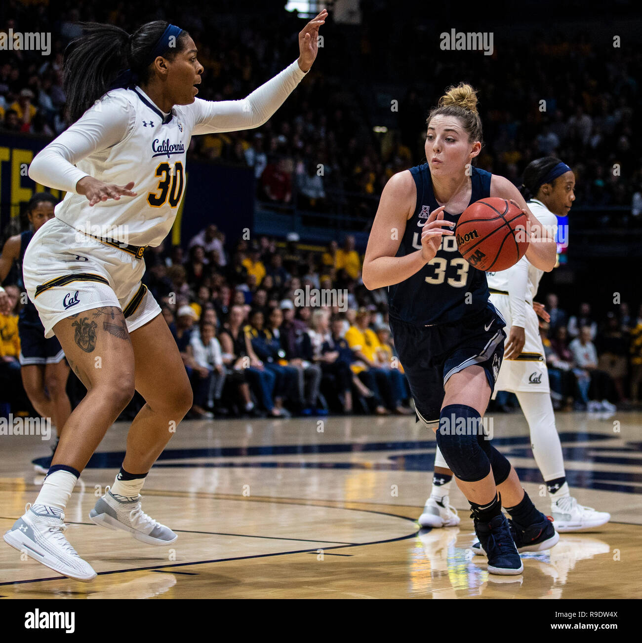 Hass Pavillon Berkeley Calif, USA. 22 Dez, 2018. Usa Connecticut guard/forward Katie Lou Samuelson (33) Laufwerke mit dem Korb beim Basketballspiel der NCAA Frauen zwischen Connecticut Schlittenhunde und den Kalifornien goldenen Bären 76-66 Gewinn an Hass Pavillon Berkeley Calif Thurman James/CSM/Alamy leben Nachrichten Stockfoto