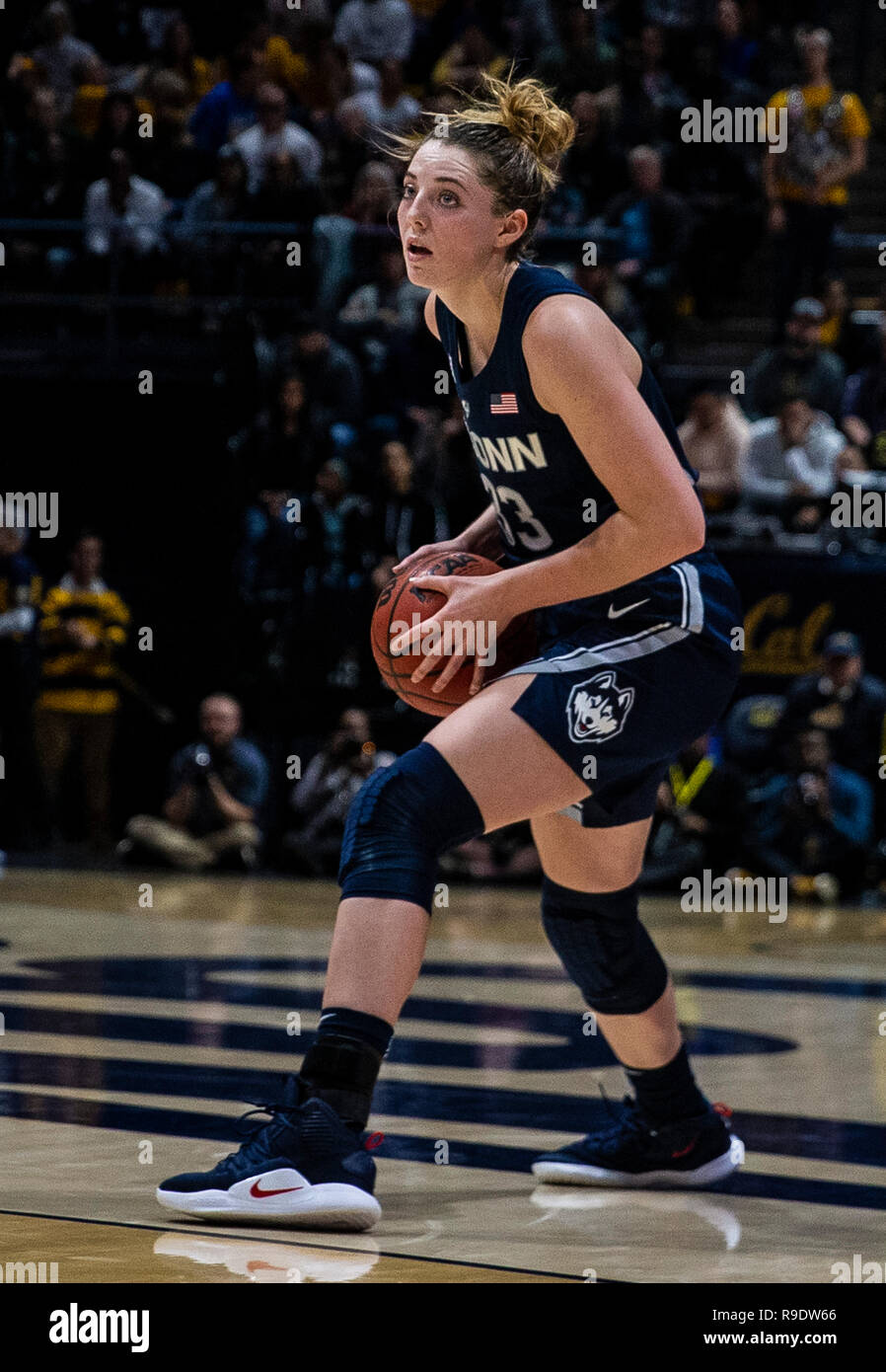 Hass Pavillon Berkeley Calif, USA. 22 Dez, 2018. Usa Connecticut guard/forward Katie Lou Samuelson (33) sieht die Kugel während Basketball Spiel der NCAA Frauen zwischen Connecticut Schlittenhunde und den Kalifornien goldenen Bären 76-66 Gewinn an Hass Pavillon Berkeley Calif Thurman James/CSM/Alamy Leben Nachrichten weiterzugeben Stockfoto