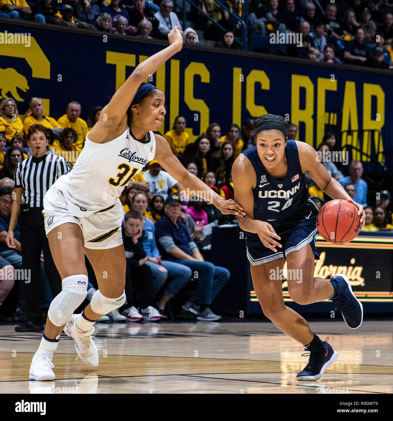 Hass Pavillon Berkeley Calif, USA. 22 Dez, 2018. Usa Connecticut vorwärts Napheesa Collier (24) Laufwerke mit dem Korb beim Basketballspiel der NCAA Frauen zwischen Connecticut Schlittenhunde und den Kalifornien goldenen Bären 76-66 Gewinn an Hass Pavillon Berkeley Calif Thurman James/CSM/Alamy leben Nachrichten Stockfoto