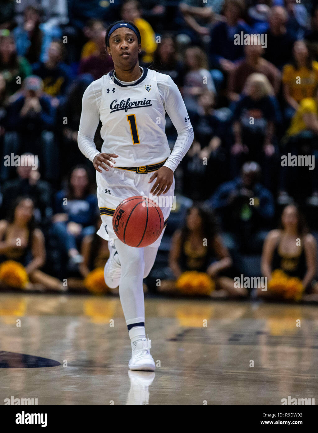 Hass Pavillon Berkeley Calif, USA. 22 Dez, 2018. Usa Kalifornien guard Asha Thomas (1) bringt die Kugel oben Hof bei Basketball Spiel der NCAA Frauen zwischen Connecticut Schlittenhunde und den Kalifornien goldenen Bären 66-76 an Hass Pavillon Berkeley Calif Thurman James/CSM/Alamy Leben Nachrichten verloren Stockfoto