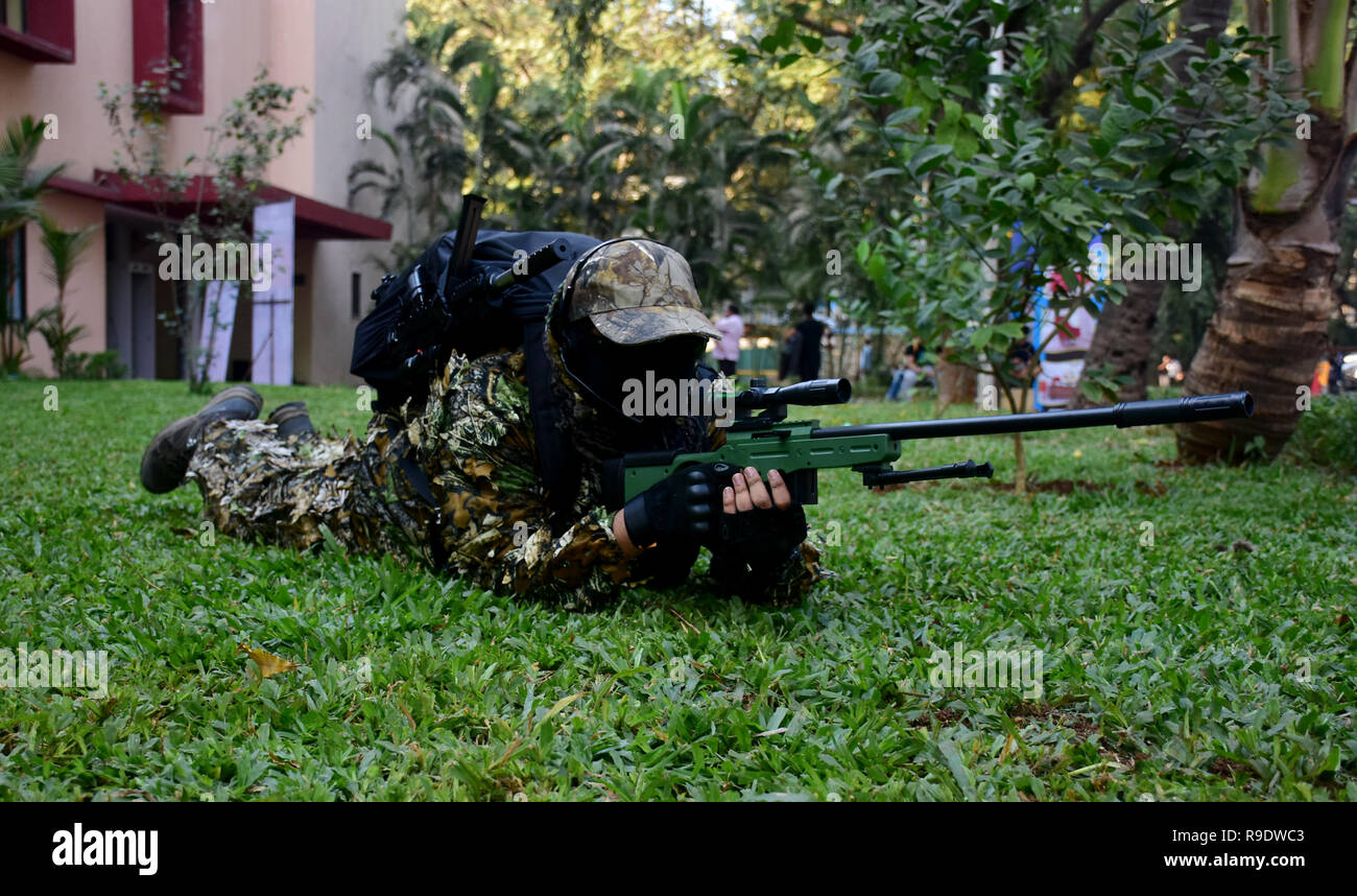 Ein cosplayer gesehen posieren für ein Foto während der achten Ausgabe von 'Mumbai Comic Con 2018" in Bombay Exhibition Center in Mumbai. Stockfoto