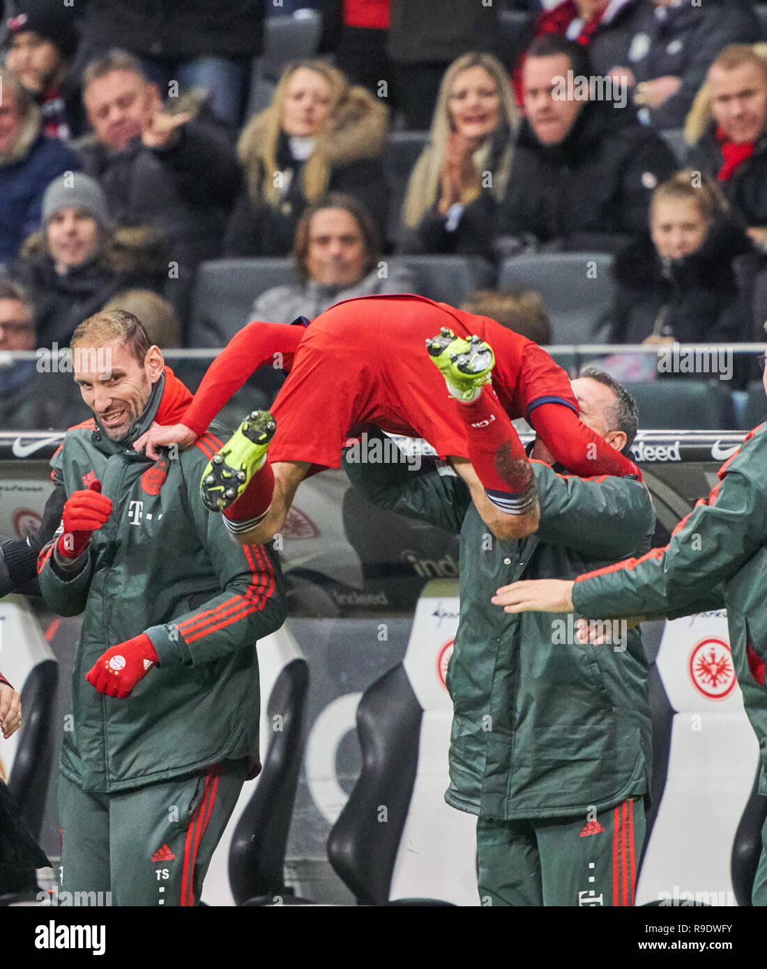 Frankfurt am Main, Deutschland. 22 Dez, 2018. Franck Ribery, FCB 7 schießen Ziel für 0-2 Jubel, Freude, Emotionen, feiern, lachen, Jubeln, Jubeln, reißt die Arme, ballte die Faust, Feiern, Feier, Eintracht Frankfurt - FC BAYERN MÜNCHEN - DFL-Bestimmungen verbieten die Verwendung von Fotografien als BILDSEQUENZEN und/oder quasi-VIDEO - 1. Deutsche Fussball Liga, München, 22. Dezember 2018 Saison 2018/2019, Spieltag 17, FCB, München, Quelle: Peter Schatz/Alamy leben Nachrichten Stockfoto