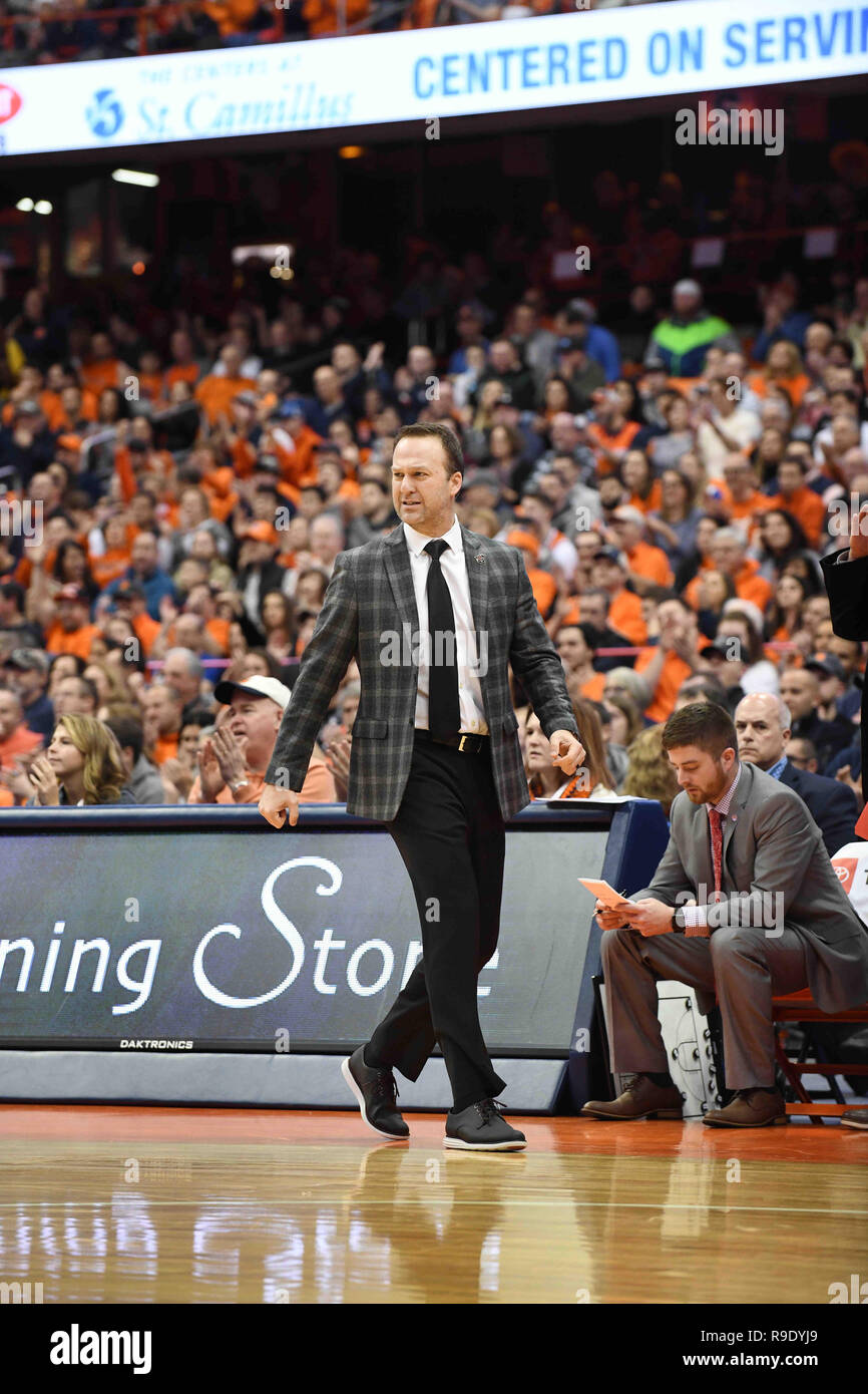 Syracuse, NY, USA. 22 Dez, 2018. Arkansas State Red Wolfs Head Coach Mike Balado während der ersten Hälfte des Spiels. Die syracuse Orange besiegte die Arkansas State roten Wölfe 82-52 an der Carrier Dome in Syracuse, NY. Foto von Alan Schwartz/Cal Sport Media/Alamy leben Nachrichten Stockfoto