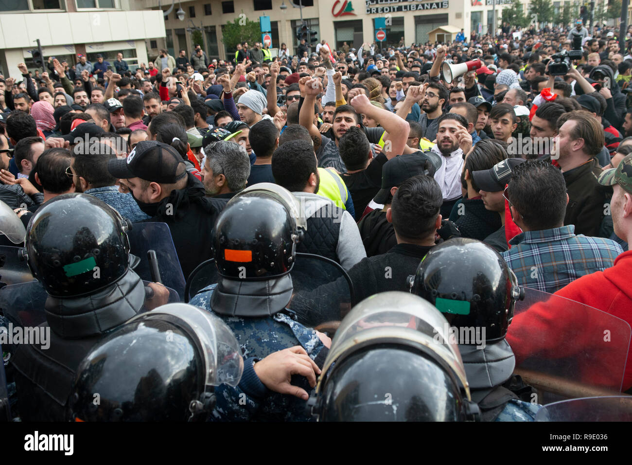 Beirut, Libanon, 23. Dez 2018. Libanesische protestieren gegen das politische System für die Regierungsbildung deadlock und Lebensbedingungen in Beirut, Libanon, 23. Dezember 2018. Kredit Mohamad Itani/Alamy leben Nachrichten Stockfoto