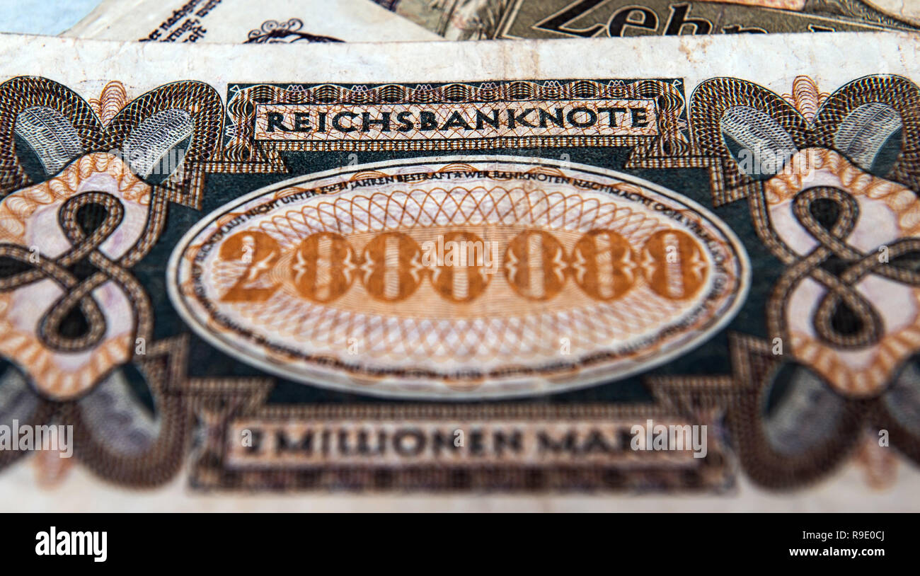 Rottweil, Deutschland. 23 Dez, 2018. Abbildung - eine Reichsmark Banknoten im Wert von 2 Millionen Mark der Reichsbank liegt in einem Wohnhaus auf einem Stapel von Reichsmark. Von 1924 bis 1948, die Reichsmark war Die offizielle Währung im Deutschen Reich. Credit: Silas Stein/dpa/Alamy leben Nachrichten Stockfoto