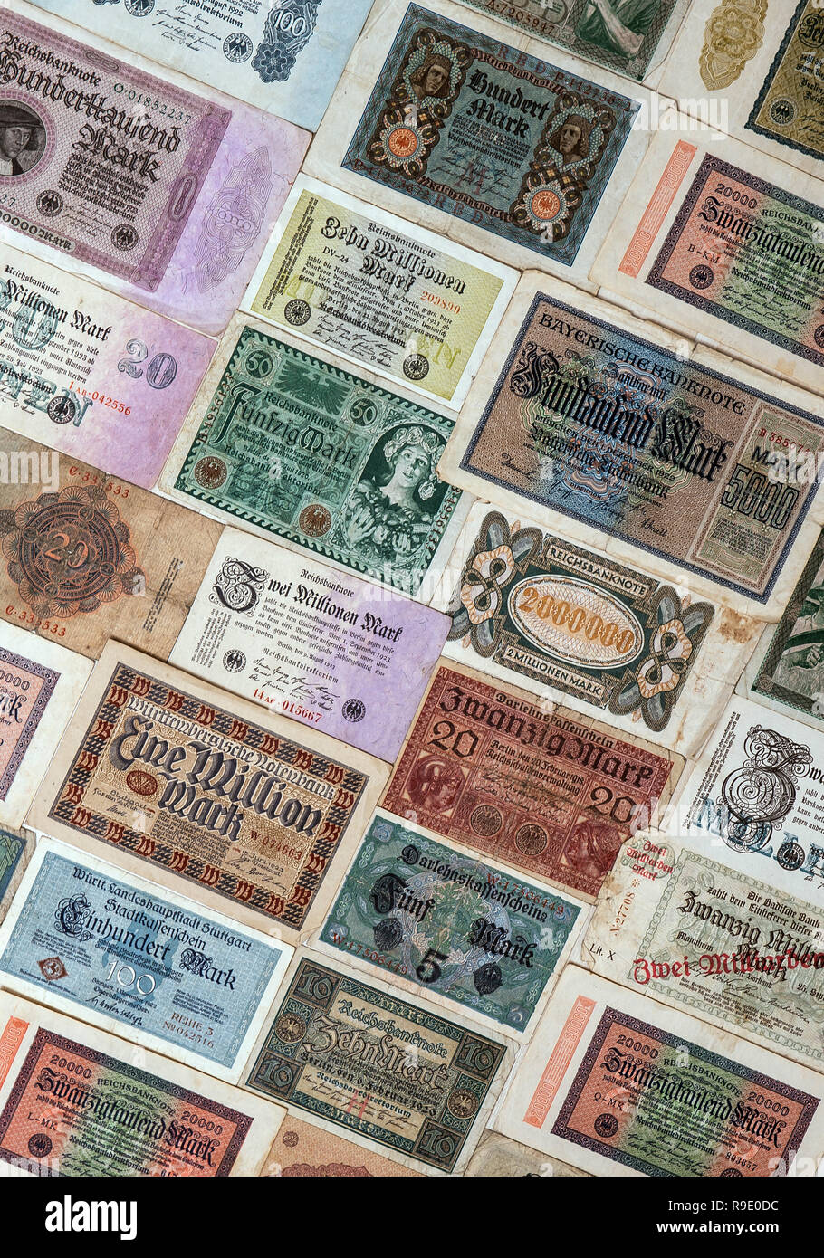 Rottweil, Deutschland. 23 Dez, 2018. Abbildung - Reichsmark Banknoten werden in einem Wohnhaus gesäumt. Von 1924 bis 1948, die Reichsmark war Die offizielle Währung im Deutschen Reich. Credit: Silas Stein/dpa/Alamy leben Nachrichten Stockfoto