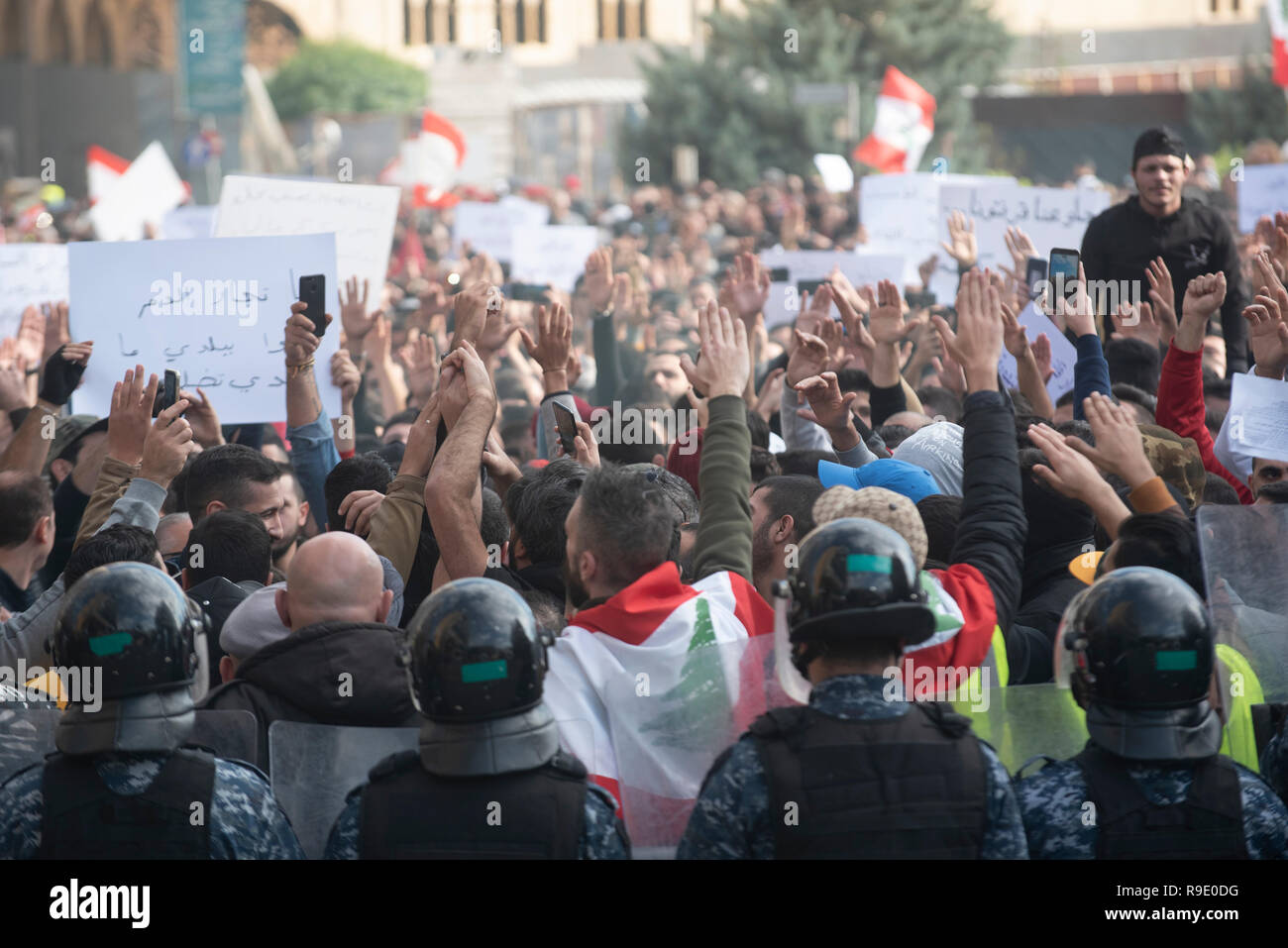 Beirut, Libanon, 23. Dez 2018. Libanesische protestieren gegen das politische System für die Regierungsbildung deadlock und Lebensbedingungen in Beirut, Libanon, 23. Dezember 2018. Kredit Mohamad Itani/Alamy leben Nachrichten Stockfoto