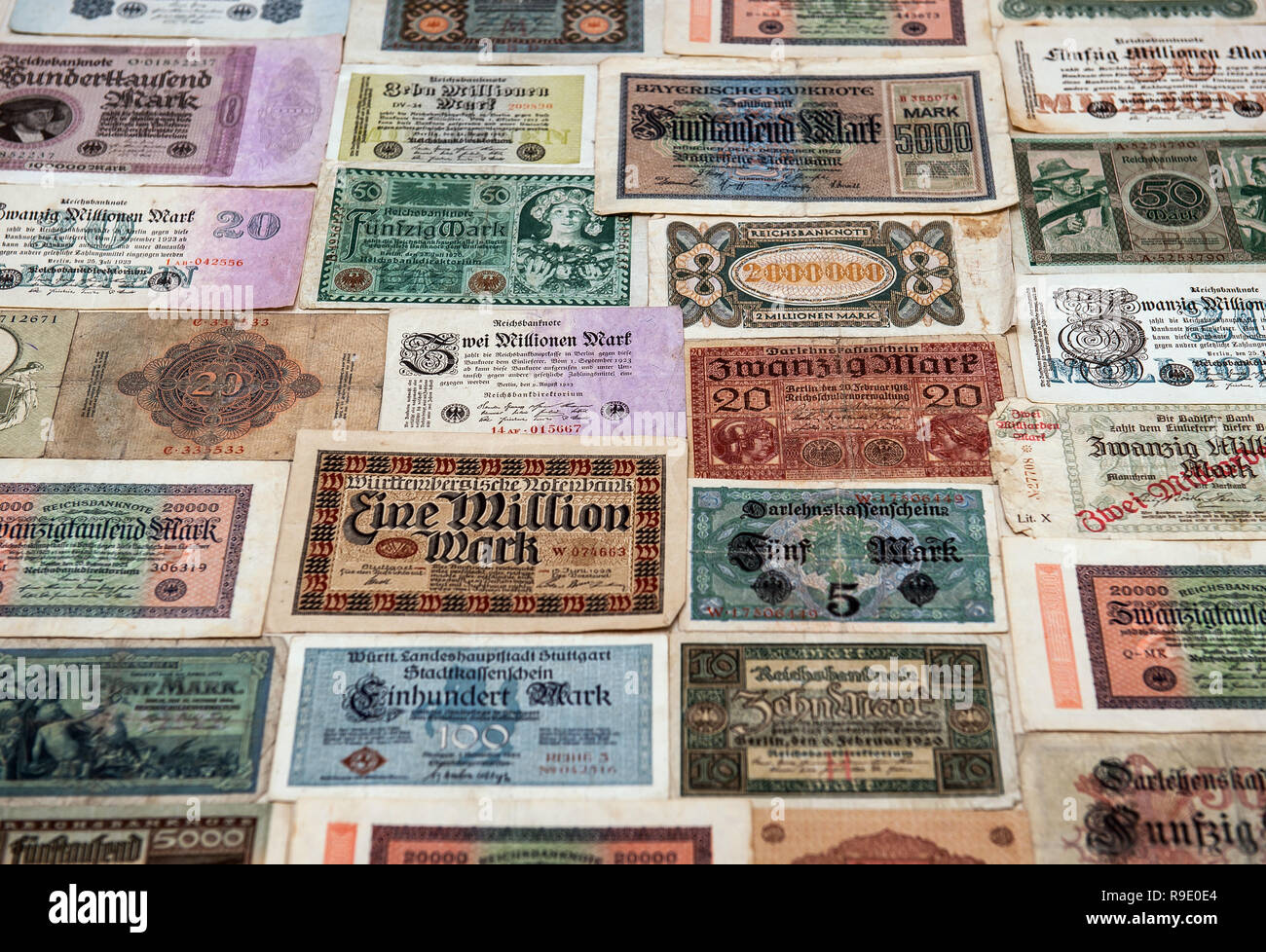 Rottweil, Deutschland. 23 Dez, 2018. Abbildung - Reichsmark Banknoten werden in einem Wohnhaus gesäumt. Von 1924 bis 1948, die Reichsmark war Die offizielle Währung im Deutschen Reich. Credit: Silas Stein/dpa/Alamy leben Nachrichten Stockfoto