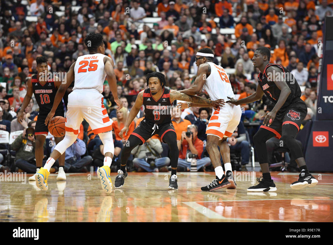 Syracuse, NY, USA. 22 Dez, 2018. Arkansas State Red Wolfs senior guard Ty Cockfield II (0) für die Verteidigung in der zweiten Hälfte des Spiels. Die syracuse Orange besiegte die Arkansas State roten Wölfe 82-52 an der Carrier Dome in Syracuse, NY. Foto von Alan Schwartz/Cal Sport Media/Alamy leben Nachrichten Stockfoto