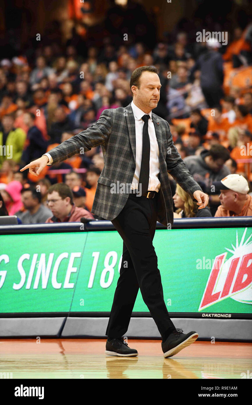 Syracuse, NY, USA. 22 Dez, 2018. Arkansas State Red Wolfs Head Coach Mike Balado gibt Richtung während der zweiten Hälfte des Spiels. Die syracuse Orange besiegte die Arkansas State roten Wölfe 82-52 an der Carrier Dome in Syracuse, NY. Foto von Alan Schwartz/Cal Sport Media/Alamy leben Nachrichten Stockfoto