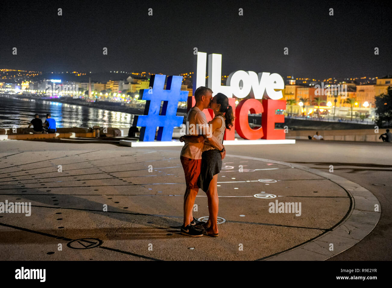 Frankreich, Alpes-Maritimes (06) Nice. Quai Rauba Capeu. Junges Paar vor der Struktur "Ich liebe Schöne ' Stockfoto