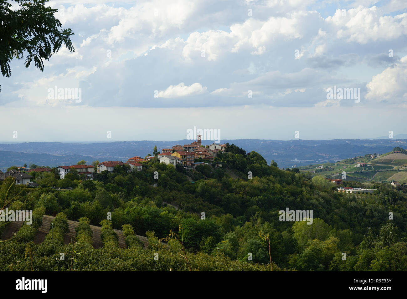 Blick auf den Hügel mit dem Dorf Rodello, Piemont - Italien Stockfoto
