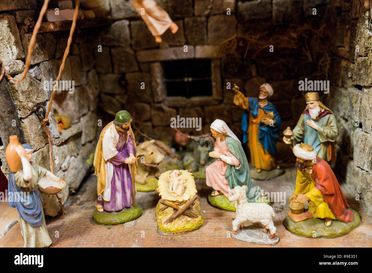 Statuen der Krippe mit Jesuskind Stockfoto