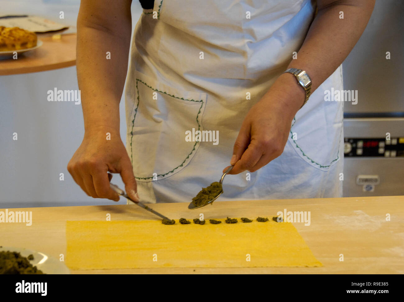 Vorbereitung von Agnolotti. Typische pasta der Langhe, Piemont - Italien Stockfoto