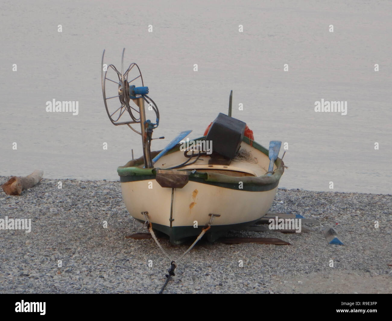 Boote zum Angeln im Meer am Strand von Noli, Ligurien Italien Stockfotografie Alamy