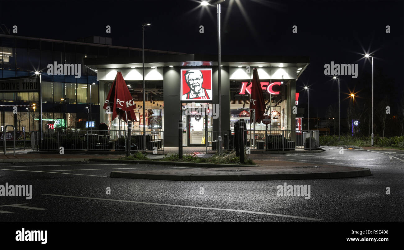 SWINDON, Großbritannien - 22 Dezember, 2018: KFC Drive Thru in Swindon, Wiltshire in der Nacht Stockfoto