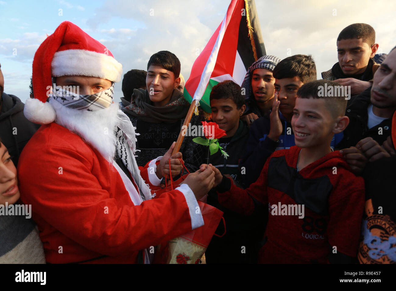 Gaza, Palästina. 21. Dezember 2018 einen Palästinensischen, verkleidet als Weihnachtsmann, während der Demonstrationen in der Nähe von Gaza-Israel Grenze in Rafah. Stockfoto