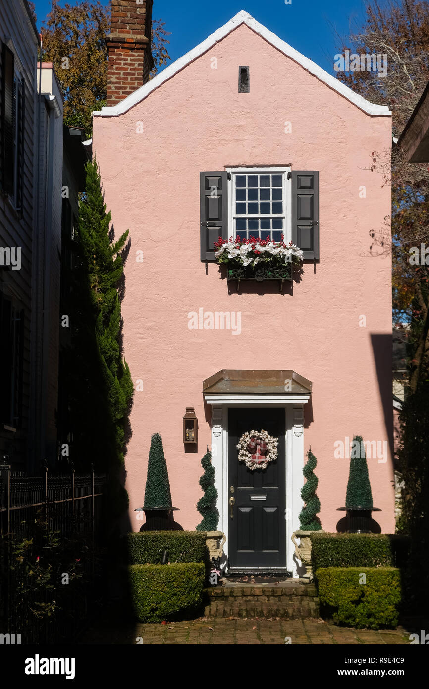 Ein Kleines Rosa Haus Im Karibischen Stil Dekoriert Mit Einem Weihnachtlichen Kranz Fur Die Ferien Auf Tradd Strasse In Charleston South Carolina Stockfotografie Alamy