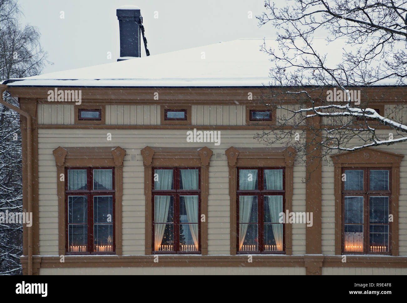 Alte Holzhaus mit elektrischen Kerzen Sticks unter Windows Stockfoto Alte Holzhaus mit elektrischen Kerzen Sticks unter Windows Stockfoto