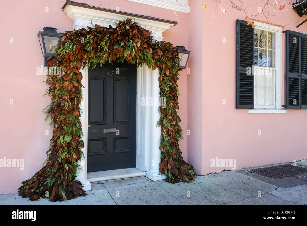 Traditionelle magnolia roping schmückt den Eingang zu einem historischen Haus für die Weihnachtsfeiertage auf Süden Batterie Straße in Charleston, South Carolina. Stockfoto