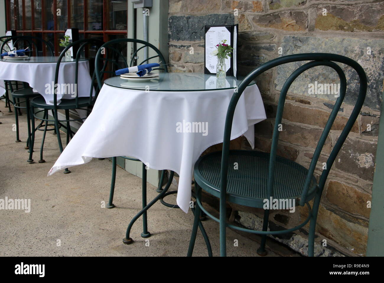 Die outdoor Cafe hat weiße Tischdecken. Stockfoto