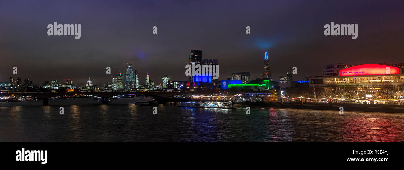 Panoramablick von der Londoner South Bank und die Innenstadt von London bei Nacht Stockfoto