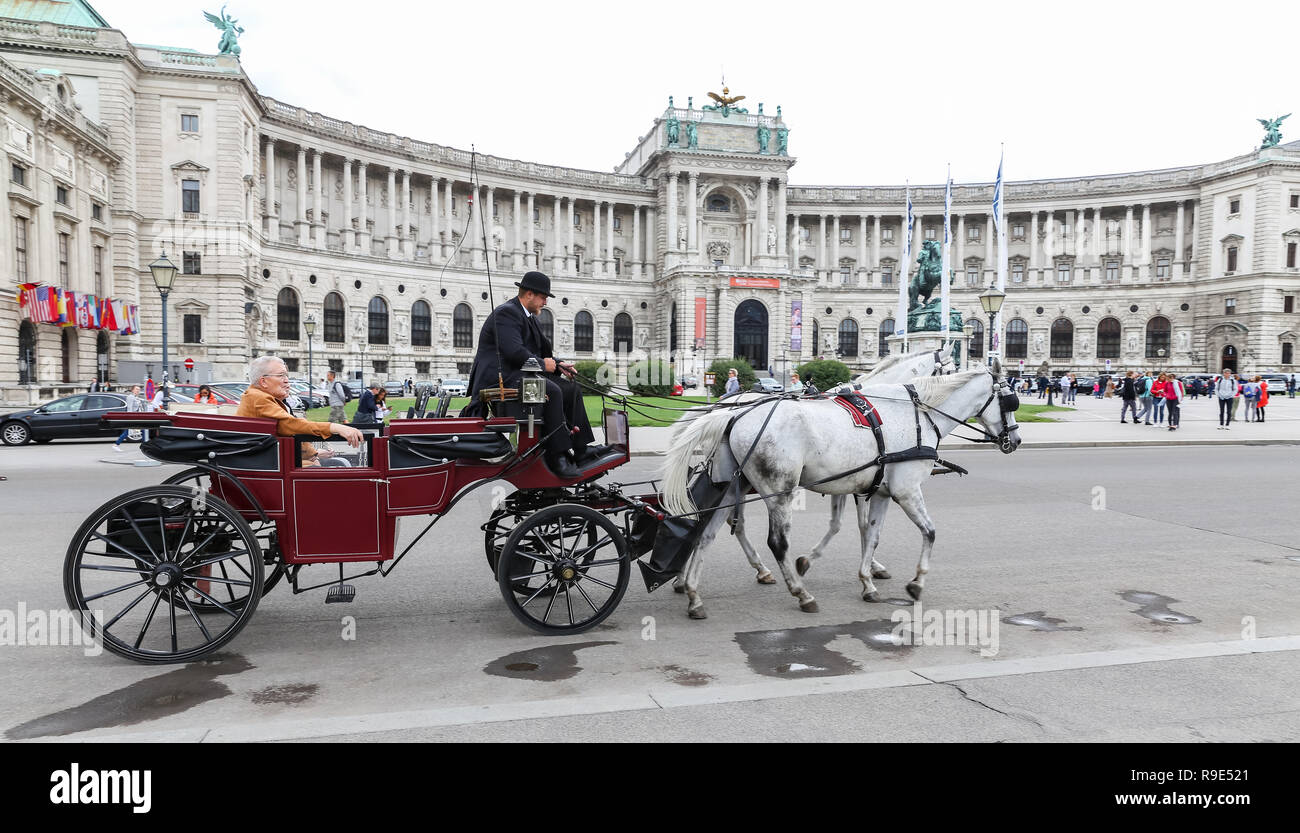 Wien, Österreich - 26 August, 2018: die Menschen in Trainer in der Hofburg Touring Stockfoto