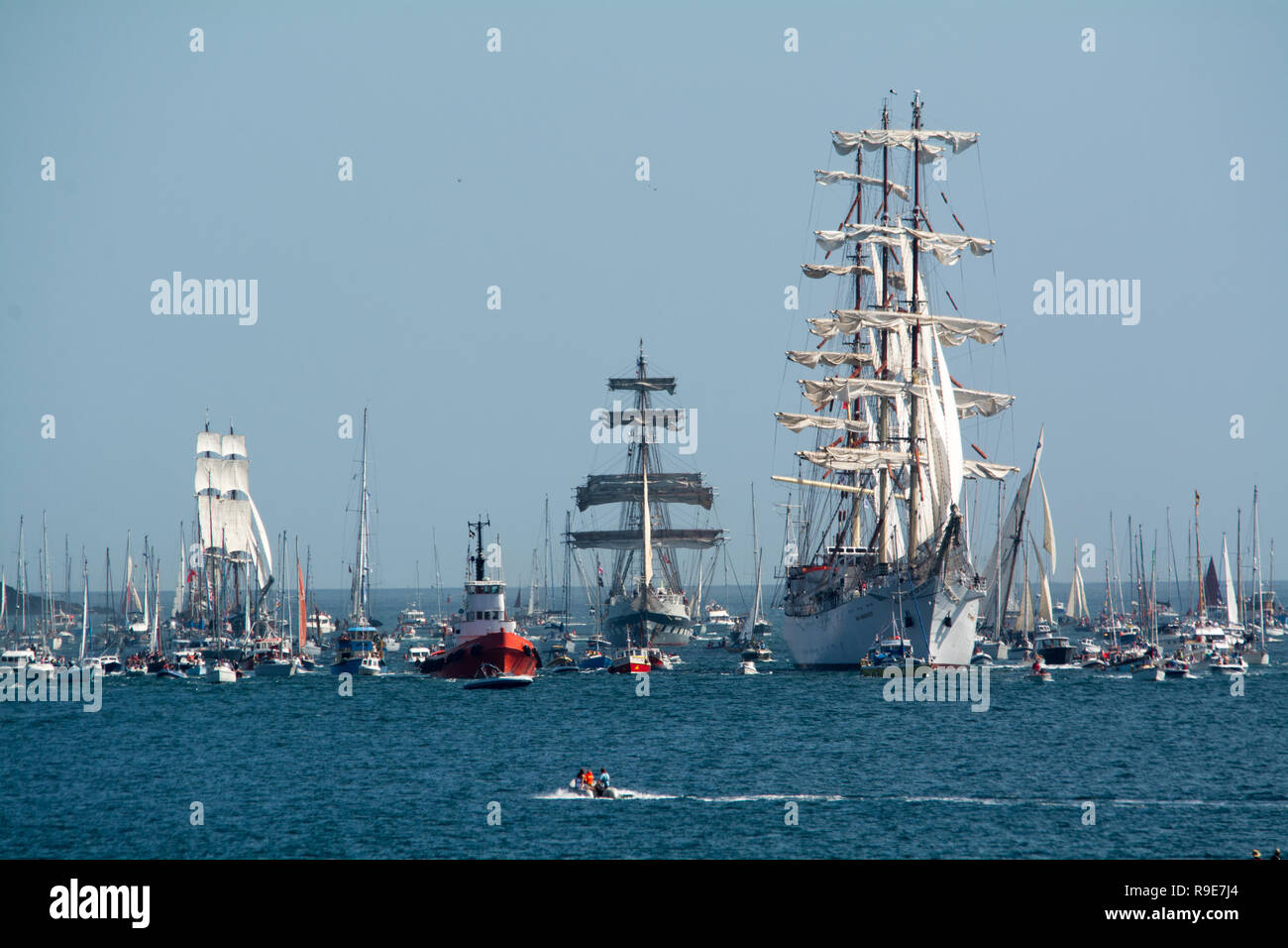 Eine Flotte von Yachten in Falmouth für die Abfahrt der Großsegler, die auf dem Weg nach Greenwich. Stockfoto