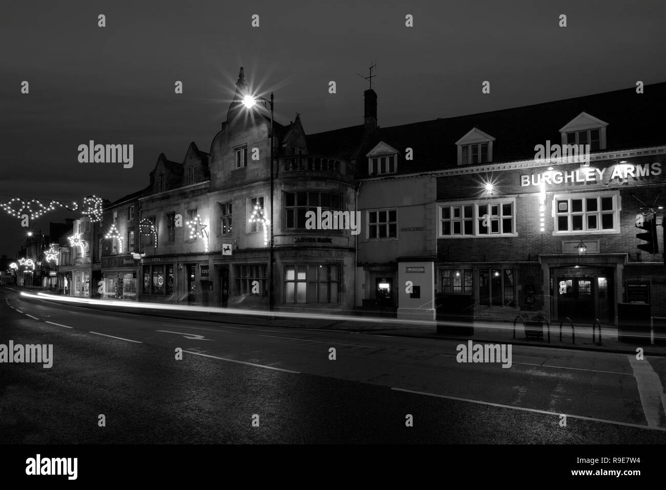 Weihnachtsbeleuchtung in Bourne Stadtzentrum, Lincolnshire, England, Großbritannien Stockfoto
