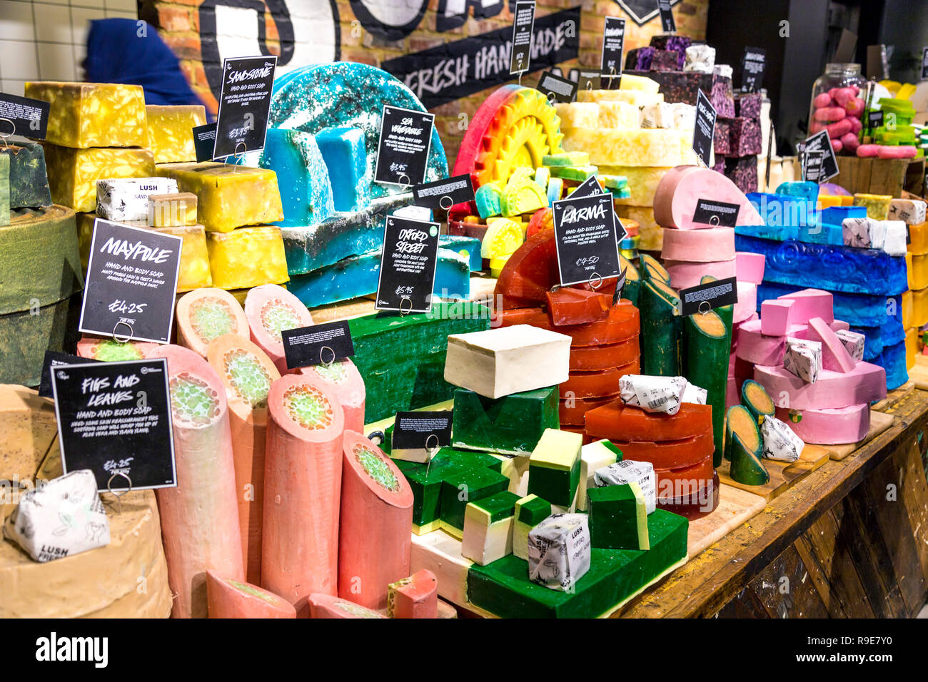 Farbige Darstellung der natürlichen handgemachte Seifen an üppigen Oxford Street, London, UK Stockfoto