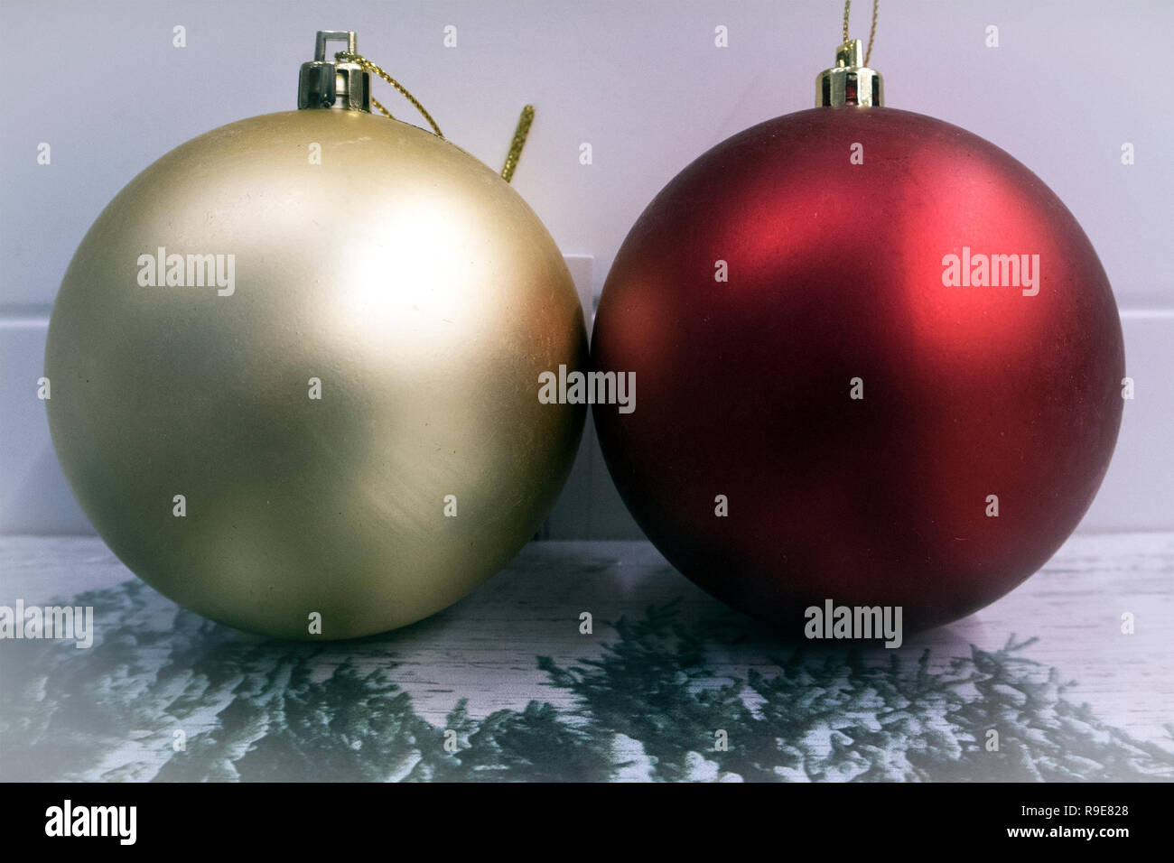 Hellen goldenen und roten Weihnachtskugeln closeup, Urlaub Weihnachten Hintergrund Stockfoto