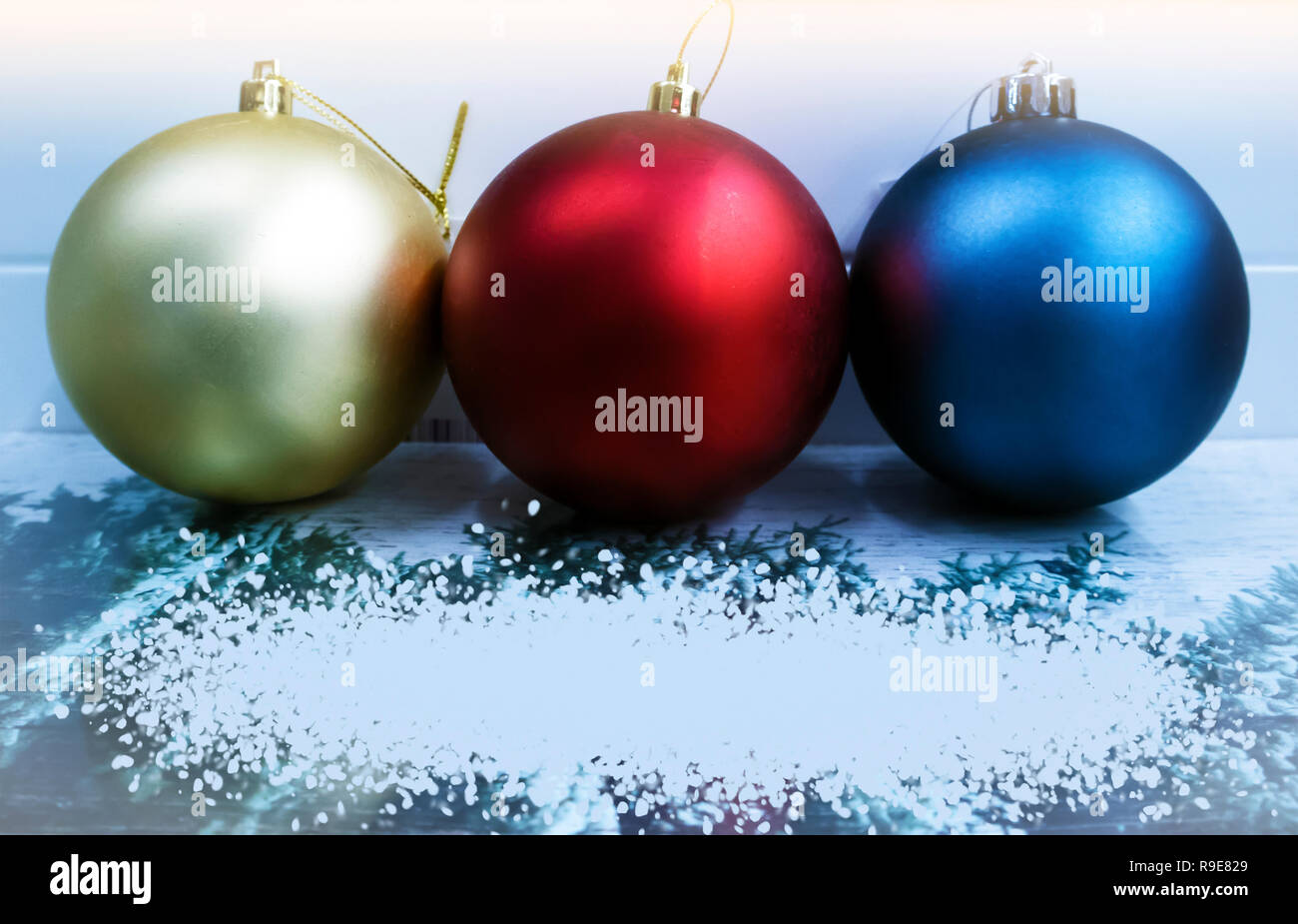 Drei Weihnachten Kugeln in verschiedenen Farben in einer Reihe liegen mit Platz für Text Stockfoto