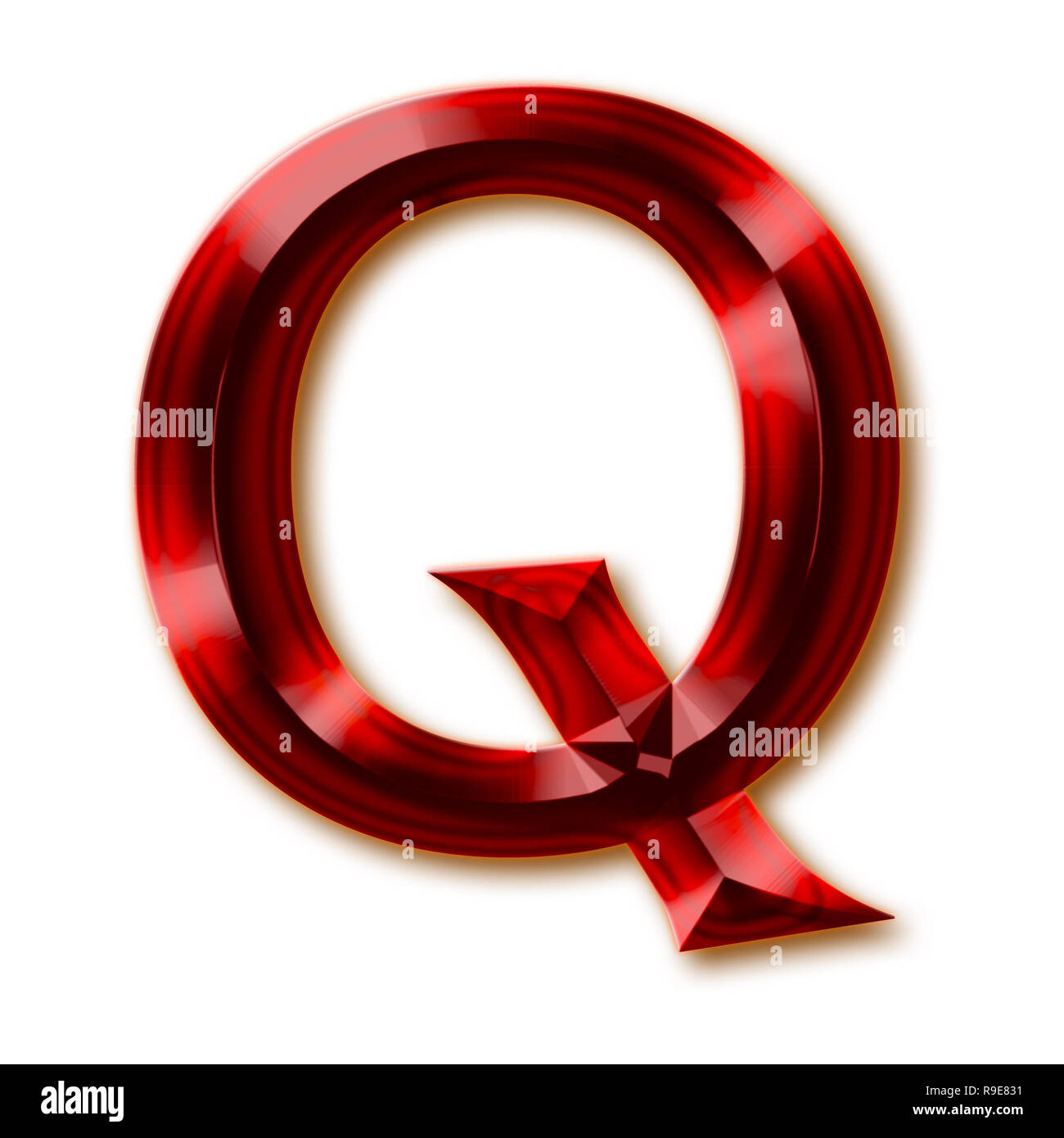 Buchstabe Q vom stilvollen facettierte Rubin Alphabet, glänzenden Edelstein Buchstaben, Zahlen und Satzzeichen Stockfoto