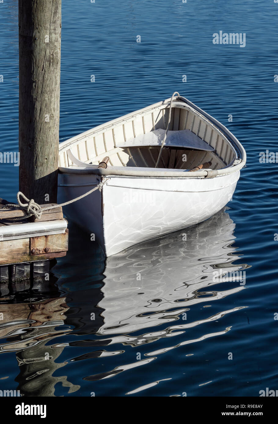 Weiß Ruderboot zu einem Dock gebunden, Vineyard Haven, Massachusetts, USA. Stockfoto