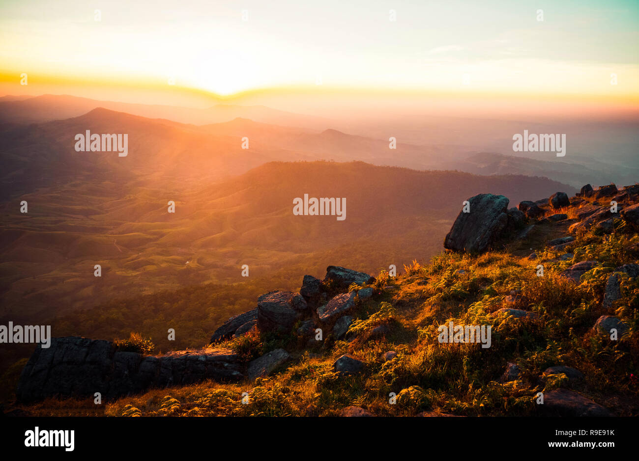 Sonnenuntergang Top Mountain Rock View Auf Mountain Top View Wald Rock Stone Hill Natur Landschaft Rocky Mountains Sonnenuntergang Oder Sunrise Sky Backgrou Stockfotografie Alamy