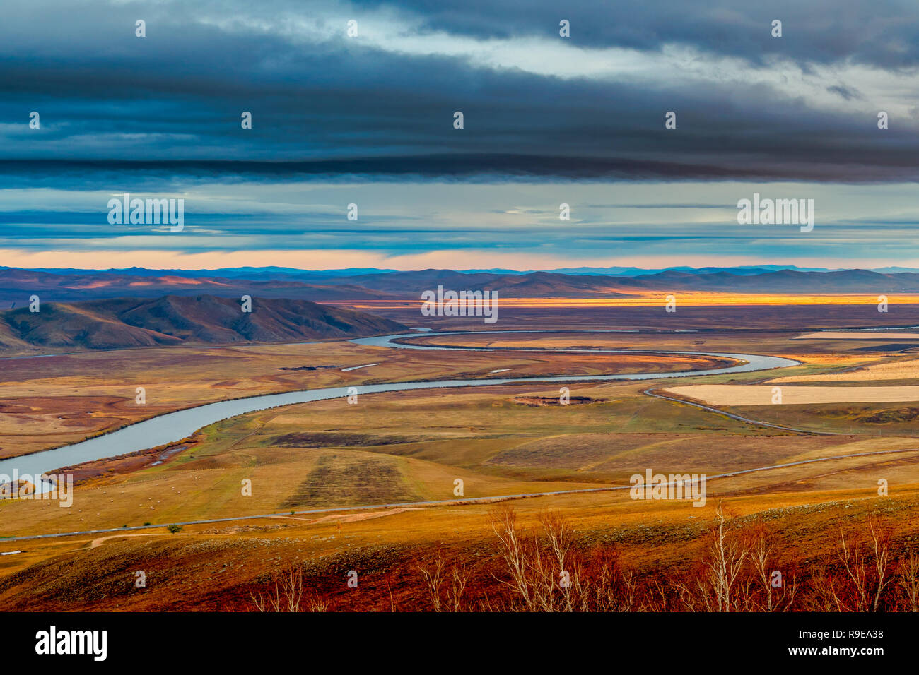 Wicklung Argune Fluss gegen Üppige Hulun Buir Grünland im Herbst in der Inneren Mongolei, China Stockfoto