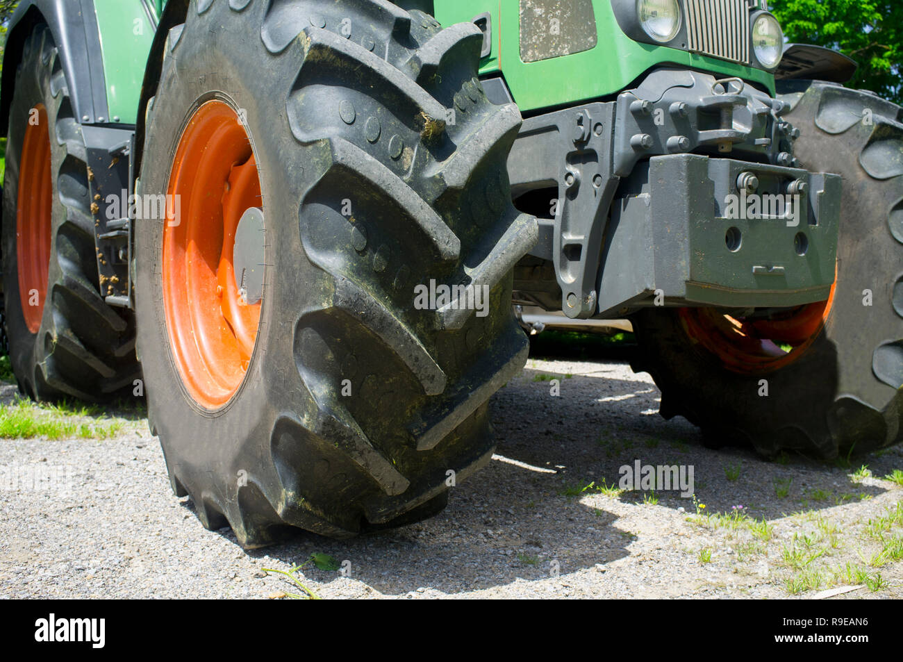 Leistungsstarke Traktor Reifen vorne auch mit Traktion, Low Angle View Stockfoto