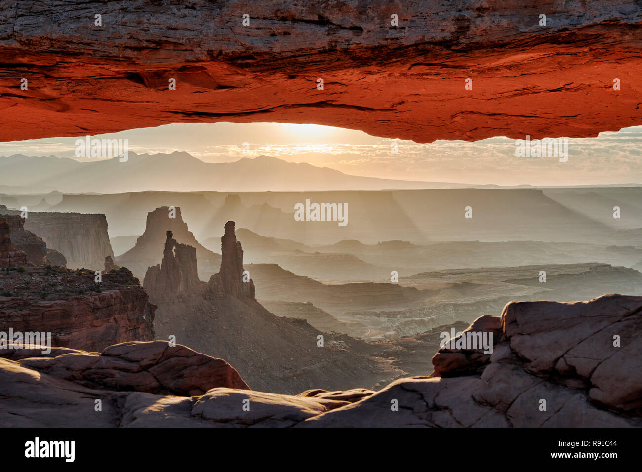 Sonnenaufgang hinter Mesa Arch im Canyonlands National Park, Insel im Himmel, Moab, Utah, USA, Nordamerika Stockfoto