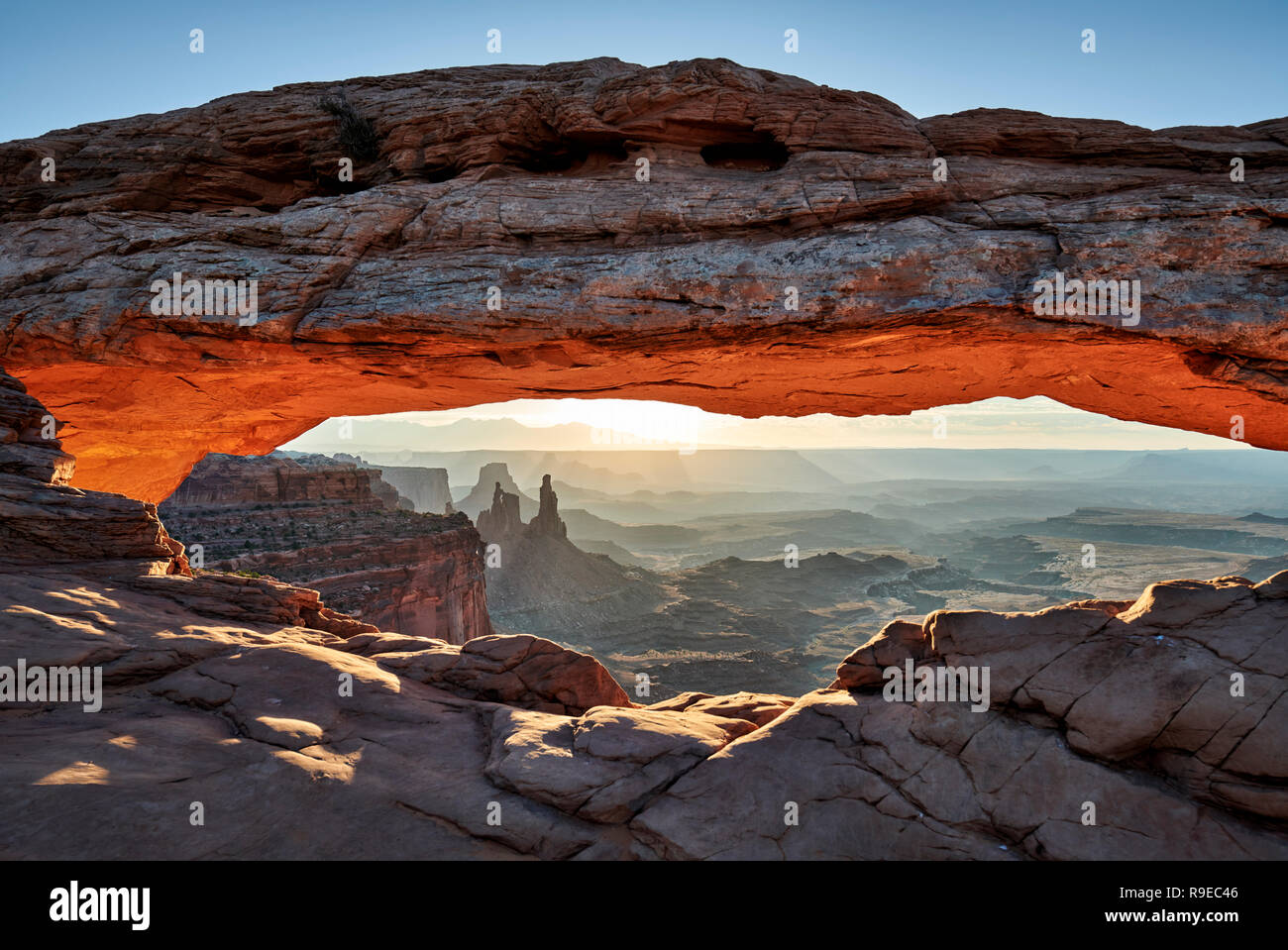 Sonnenaufgang hinter Mesa Arch im Canyonlands National Park, Insel im Himmel, Moab, Utah, USA, Nordamerika Stockfoto