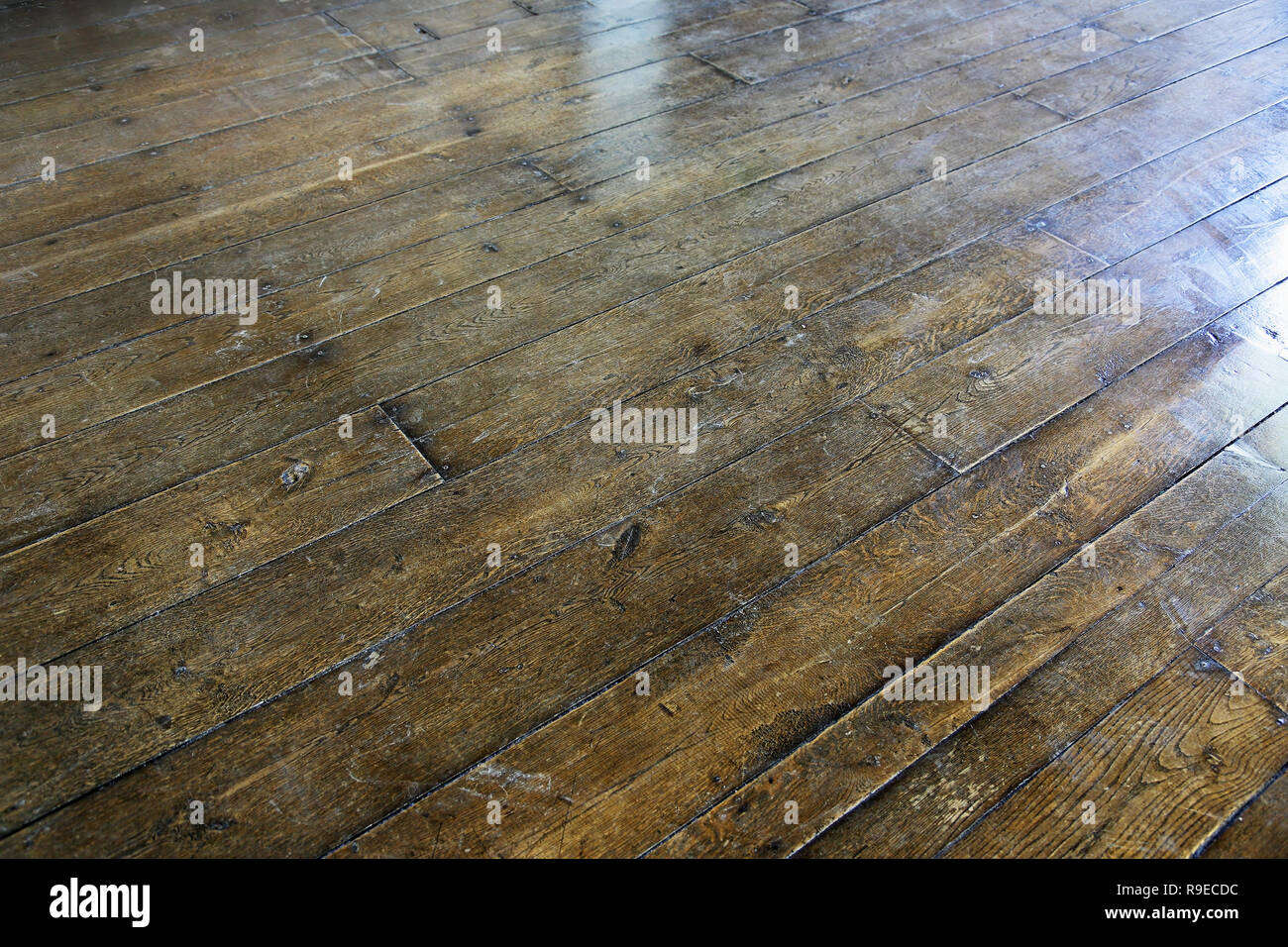 Alte Holzboden von Brettern und Nagelfest Stockfoto
