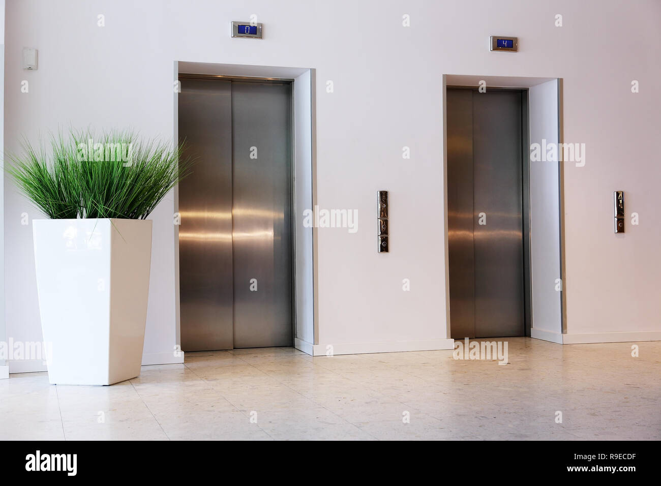 Heben Sie mit Metall Tür für Hotelgäste Stockfoto