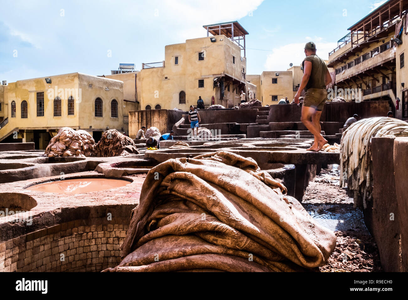 Fes - Marokko - September 29, 2018: Männer in das Leder Gerbereien in Fez, Marokko arbeiten Stockfoto