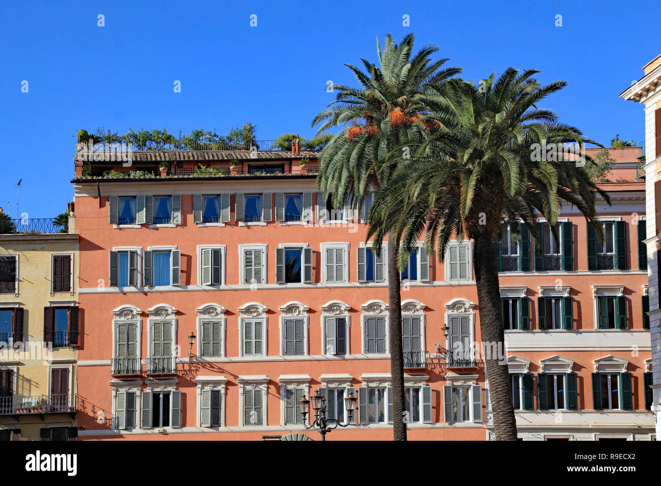 Bunte südeuropäischen Apartment Gebäude Fassade mit Palmen Stockfoto