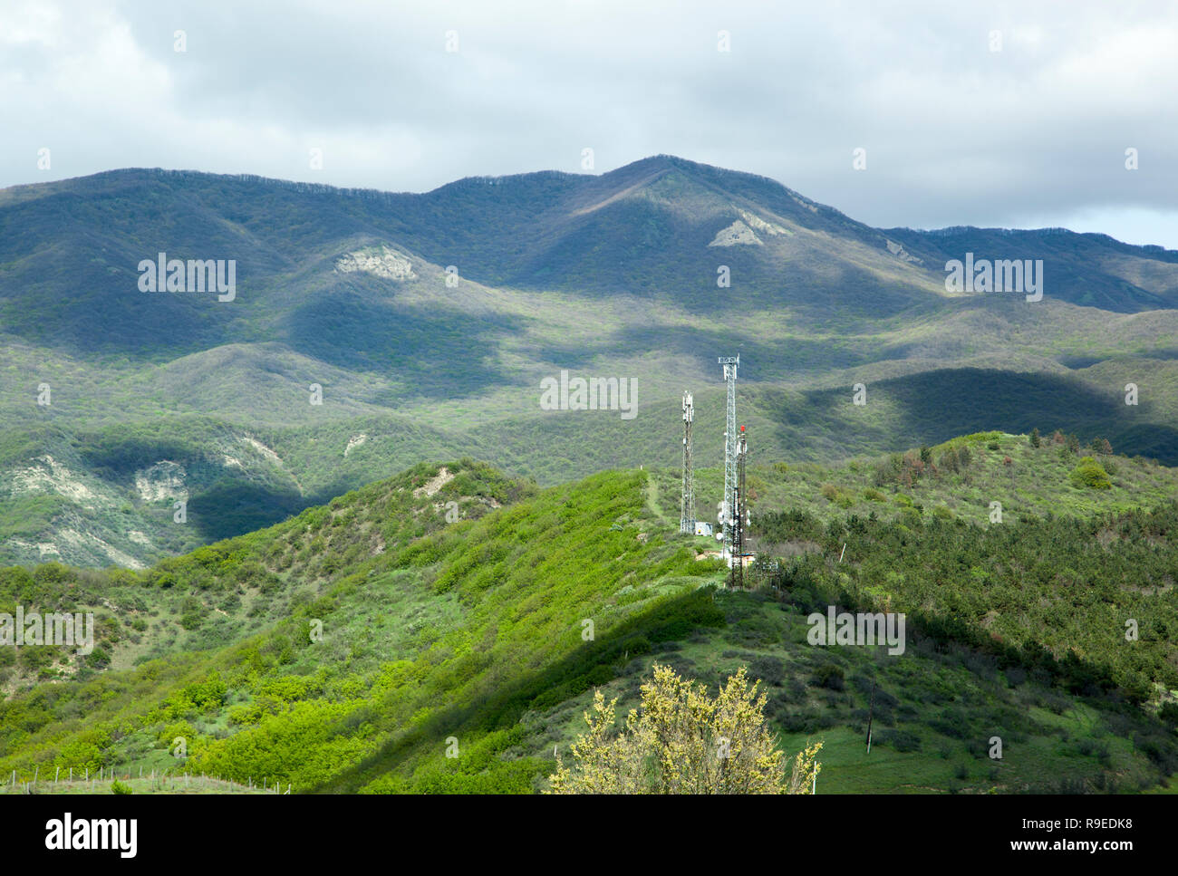 Der Blick auf die grüne Landschaft mit Telekommunikation Türme von Jvari Kloster (Georgien) gesehen. Stockfoto