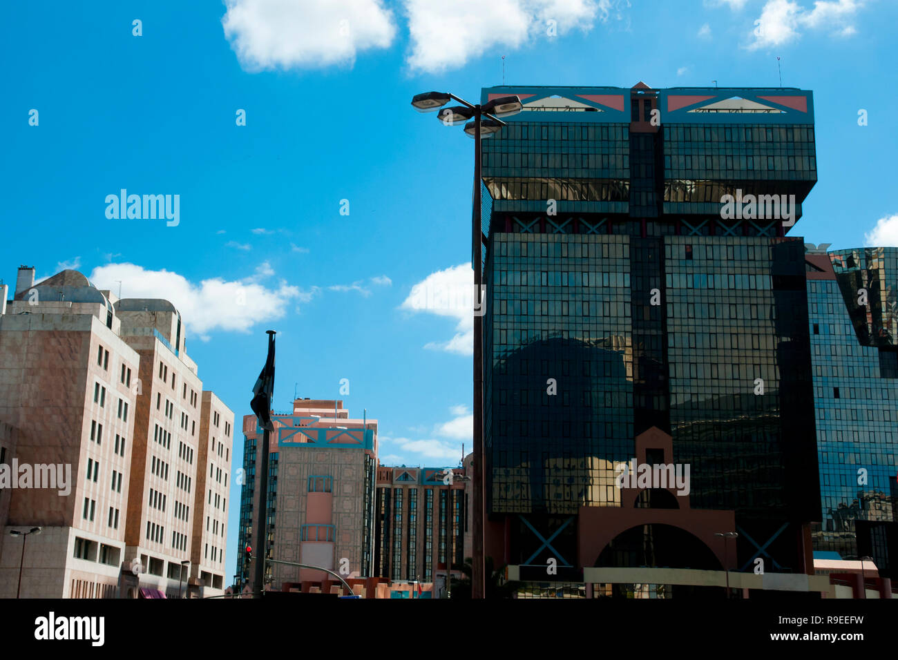 Modernes Gebäude an der Avenue Eng. Duarte Pacheco - Lissabon - Portugal Stockfoto