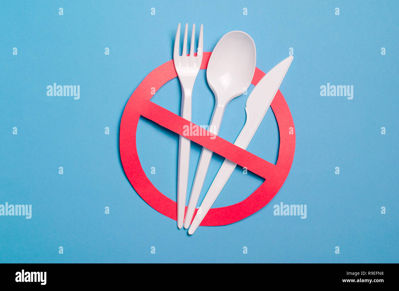 Sagen Sie Nein zu Besteck aus Kunststoff, Kunststoff Umweltverschmutzung und Umweltschutz Konzept, Ansicht von oben Stockfoto