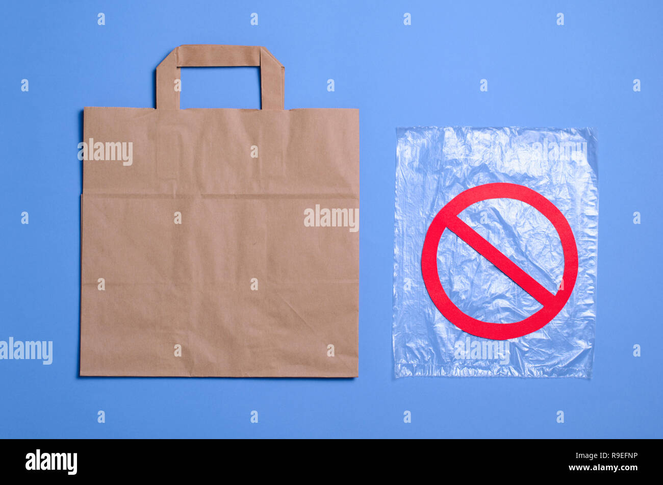 Sagen Sie Nein zu Plastiktüten, Recycling Konzept, umweltfreundliches Papier und Kunststoff Paket, Kunststoff Problem Konzept Stockfoto