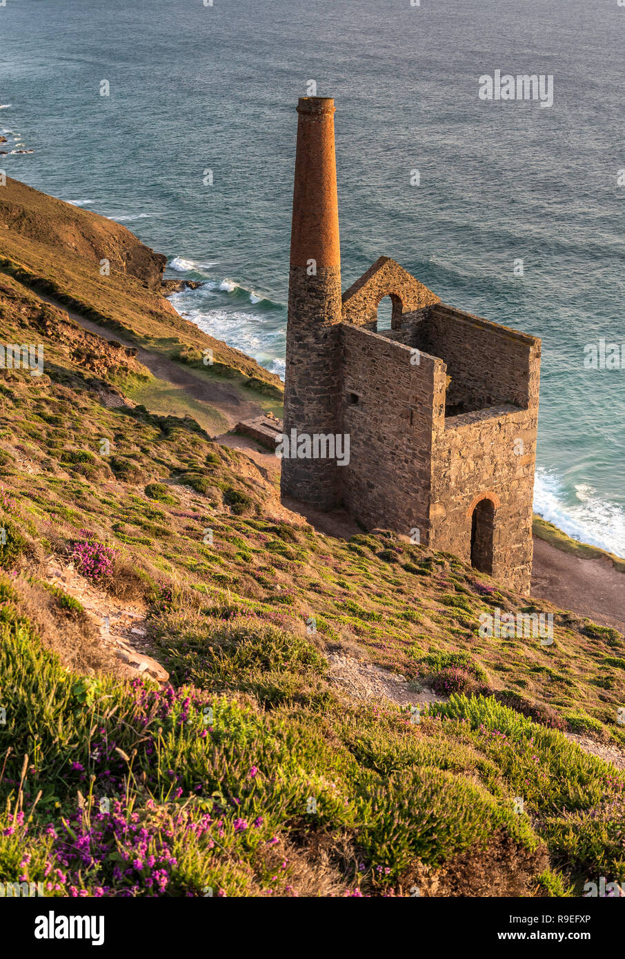 Alte Cornish Tin Mining Engine Haus auf der Klippe in St. Agnes Cornwall GROSSBRITANNIEN Stockfoto